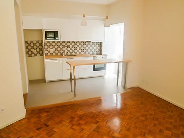 Zona de estar e ligação à cozinha — Apartamento Carvalhido
