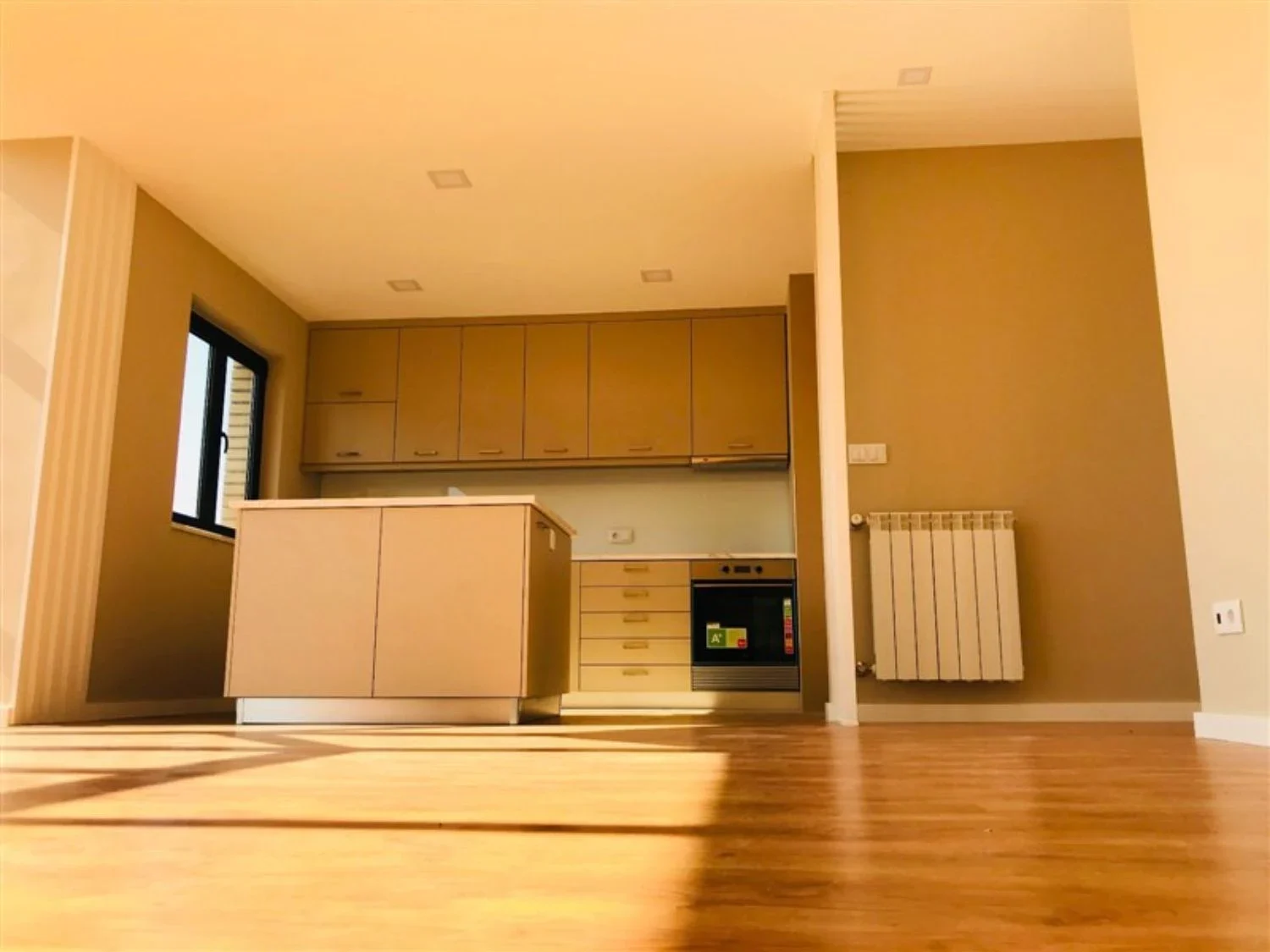 Zona de estar e cozinha renovadas — Apartamento na Póvoa de Varzim · 1