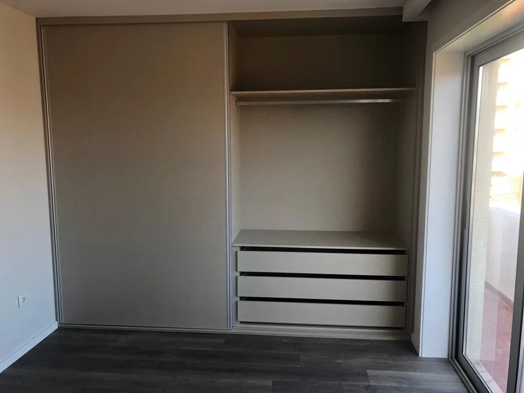 Roupeiro integrado e pavimento — Apartamento na Póvoa de Varzim · 2