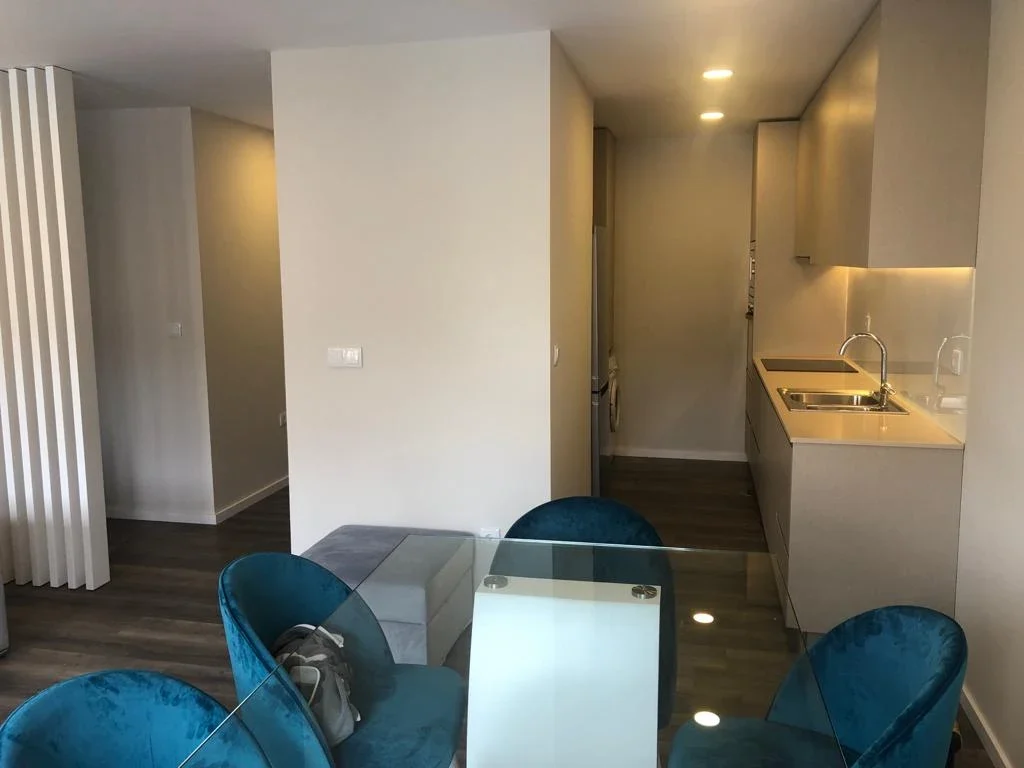 Cozinha e zona de refeições — Apartamento na Póvoa de Varzim · 2