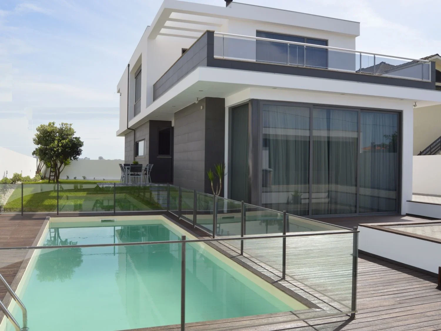 Fachada, jardim e piscina — Moradia na Póvoa de Varzim