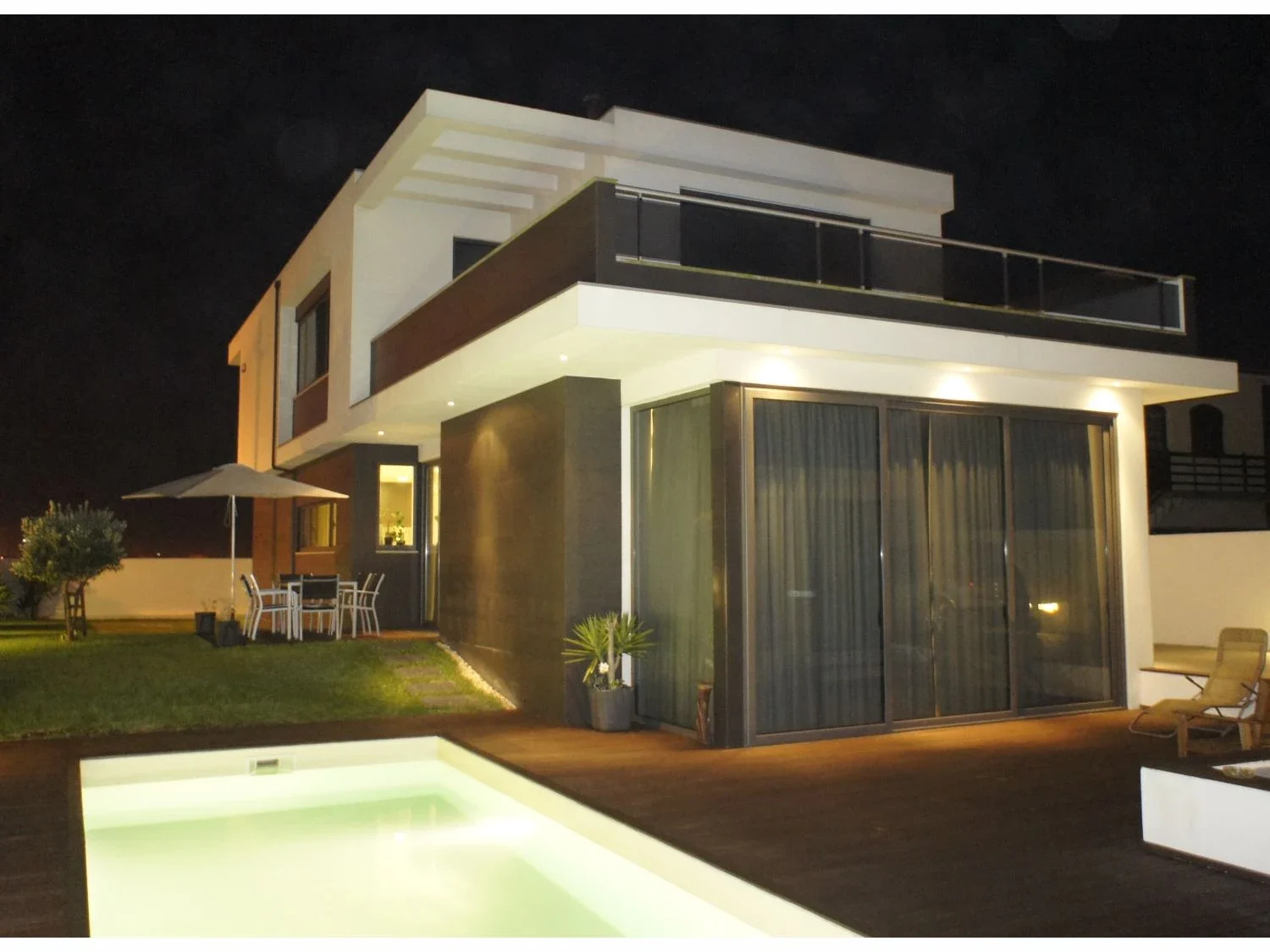 Moradia e piscina ao anoitecer — Moradia na Póvoa de Varzim