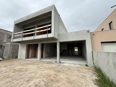 Fachada durante a construção das moradias na Póvoa de Varzim