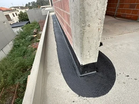 Pormenor de impermeabilização das moradias na Póvoa de Varzim
