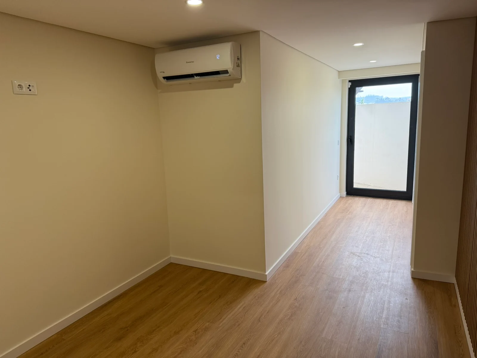Interior com ar condicionado e porta envidraçada para o exterior