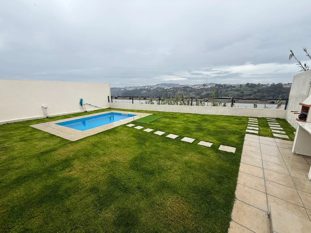 Vista geral do jardim e piscina da moradia recuperada em Valbom
